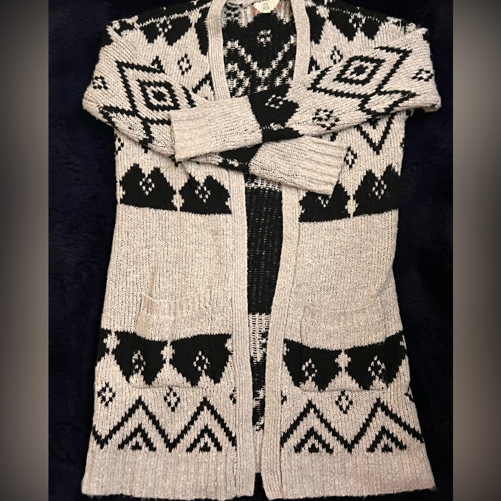 Soft cardigan perfect for the winter!! Size M!